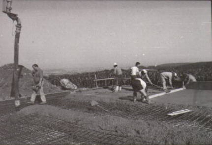 Die ca 120 m3 Spezialbeton f&uuml;r den Bau der Platte wurden von der Firma M&auml;rker Zement, Harburg, gespendet.