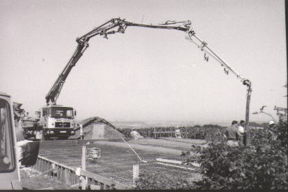 Platte: Beton wird eingepumpt