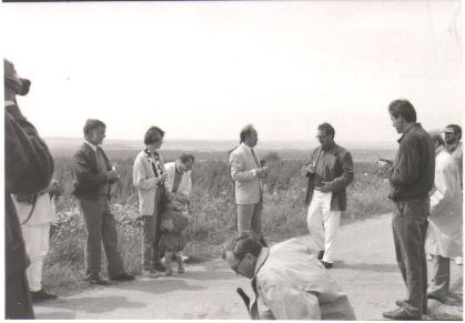 Besucher beim ersten Spatenstich