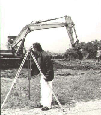Manfred Laber begutachtet die ersten Arbeiten an der Grundplatte