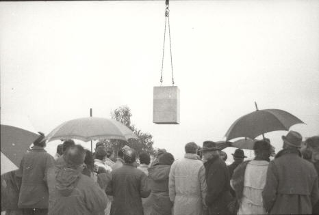 H&auml;tten wir nicht die Hoffnung, da&szlig; wir alle F&auml;hrnisse &uuml;berwinden k&ouml;nnen, die Hoffnung, da&szlig; es immer Menschen geben wird, welche Stein auf Stein f&uuml;gen um die Idee der Zeitpyramide verwirklichen - wir st&uuml;nden heute nicht hier