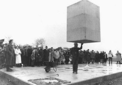 Was hier in Wemding, in dieser alten Kulturlandschaft des Ries, entsteht, ist Kunstwerk und Denkmal zugleich. Denkmal aber nicht im Sinn bildhafter Illustration von Ereignissen der Geschichte, sondern als Zeichen und Symbol f&uuml;r Gegenwart, Vergangenheit und Zukunft.