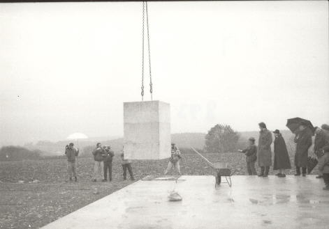 ..ein Monument in eine ferne Zukunft zu bauen, wo doch auch die ersten Generationen keine Vorstellung von den fertigen Kathedralen in Chartres oder Reims gewinnen konnten..