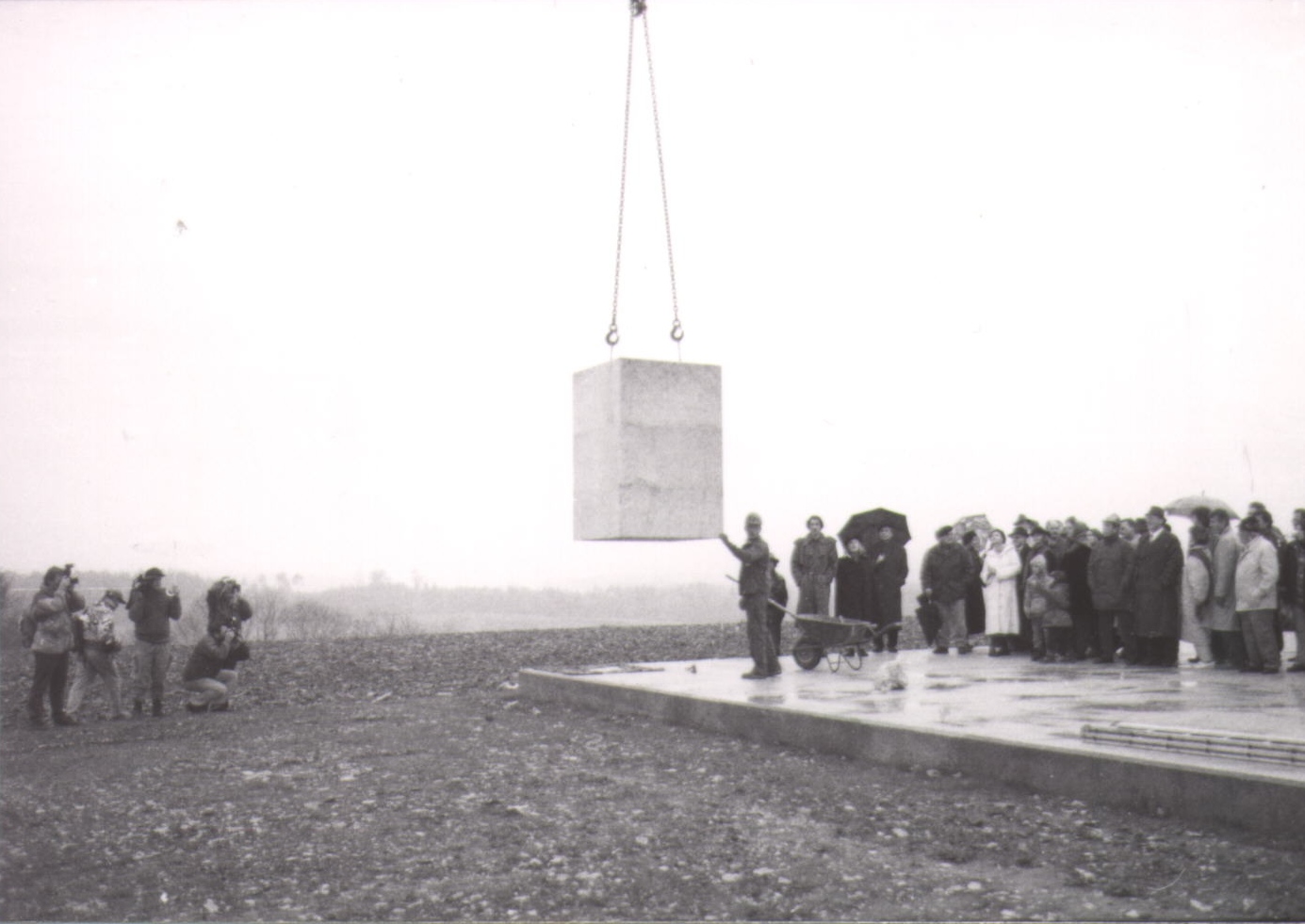 MANFRED LABER, 1. Steinsetzung der Wemdinger Pyramide, Oktober 1993 (Foto: Manfred Laber)