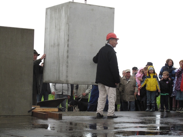 Manfred Laber, vorne mit rotem Helm bei der 3. Steinsetzung am 29.6.2013 (Foto: Werner Waimann)