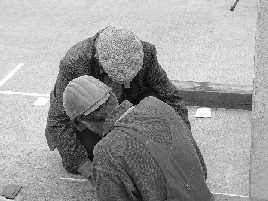 Bei der Positionsbestimmung f&uuml;r den zweiten Dekadenstein. Aufnahme von Oliver Waimann.